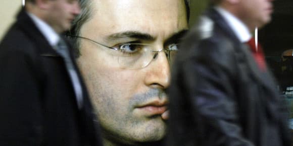 Le portrait de Mikhaïl Khodorkovski, en octobre 2003, au siège moscovite de la compagnie Youkos..