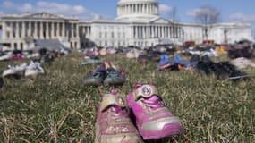 Une des 7000 paires de chaussures déposées sur la pelouse du Capitole à Washington, symbolisant les enfants morts à cause des armes à feu depuis fin 2012 aux Etats-Unis. 