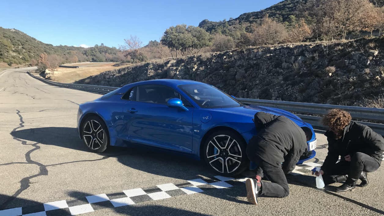 L'A110 passe de 0 à 100km/h en seulement 4,5 secondes, des temps dignes d'une Porsche 911 Carrera.
