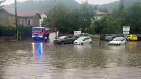 Le centre-ville de Veynes (Hautes-Alpes), inondé après le passage d'un orage le vendredi 20 juin 2025.