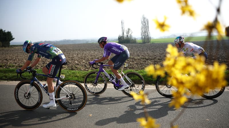 Le peloton de Paris Nice lors de la 1e etape le 08 03 2026 2248636