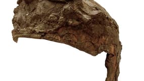 Un casque de cavalier romain datant de l'invasion de la Grande-Bretagne par les armées de l'empereur Claude il y a près de 2.000 ans a été dévoilé mardi à l'issue d'une restauration laborieuse qui aura duré neuf ans. Les archéologues auteurs de la découve