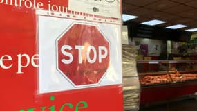Une affichette "Stop à l'insécurité" à l'entrée d'un commerce du 18e arrondissement