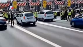 Une trentaine de personnes mène une opération péage gratuit sur l'A50 au niveau de La Ciotat.