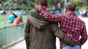 Les sénateurs français ont entamé lundi l'examen de l'article clé du projet de loi autorisant le mariage et l'adoption pour les couples homosexuels, qui supprime l'exigence de la différence des sexes comme condition de droit au mariage. Cet examen devrait