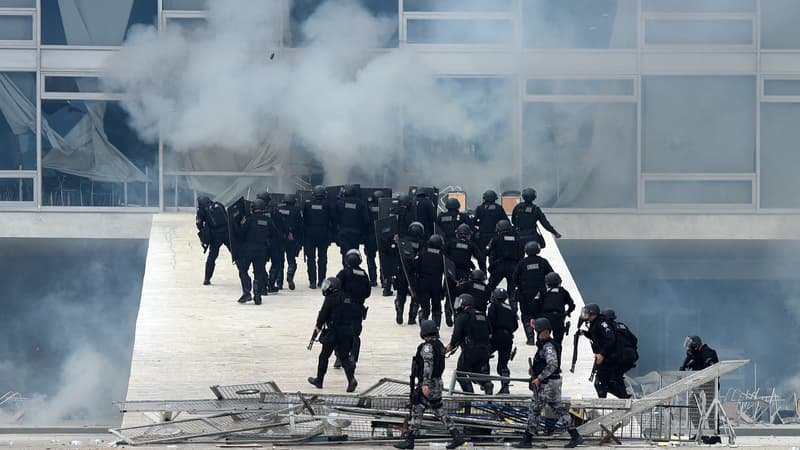 Selfies, escortes... Les policiers brésiliens accusés de complaisance avec les émeutiers de Brasilia
