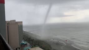 Une habitante filme une tornade sur la plage juste devant chez elle en Caroline du Sud