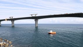 La route inclut un viaduc en mer long de 5400 mètres, le plus long de France, qui longe le littoral, reliant Saint-Denis (chef-lieu de La Réunion) à La Grande Chaloupe.