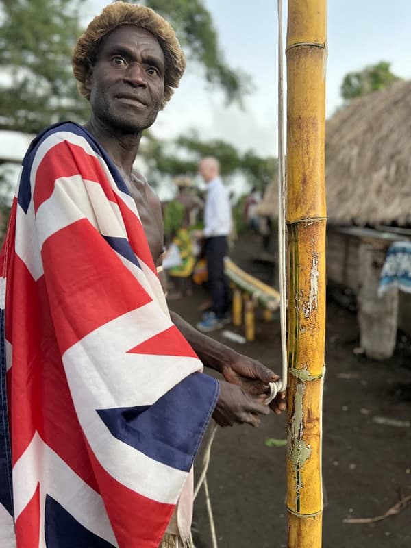 Un habitant de l'île de Tanna au Vanuatu, paré dans un drapeau britannique, le 6 juin 2023.