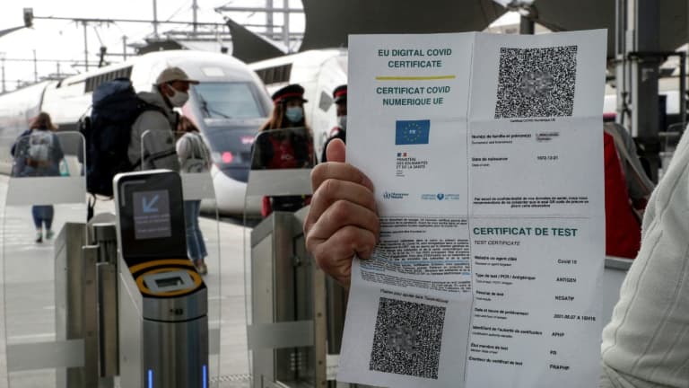 Un passager présente son pass sanitaire avant d'accéder au quai, lundi 9 août 2021, gare de Lyon à Paris

