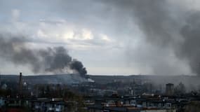 De la fumée s'élève au-dessus d'une zone touchée par des frappes russes à Lviv, dans l'ouest de l'Ukraine, le 18 avril 2022
