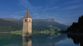 Seul le clocher de l'église du village italien de Curon est habituellement visible pour les touristes.