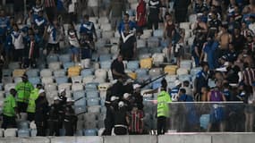 Des fans de Velez Sarsfield repoussés par la police lors de la demi-finale retour de Copa Libertadores contre Flamengo, le 7 septembre 2022
