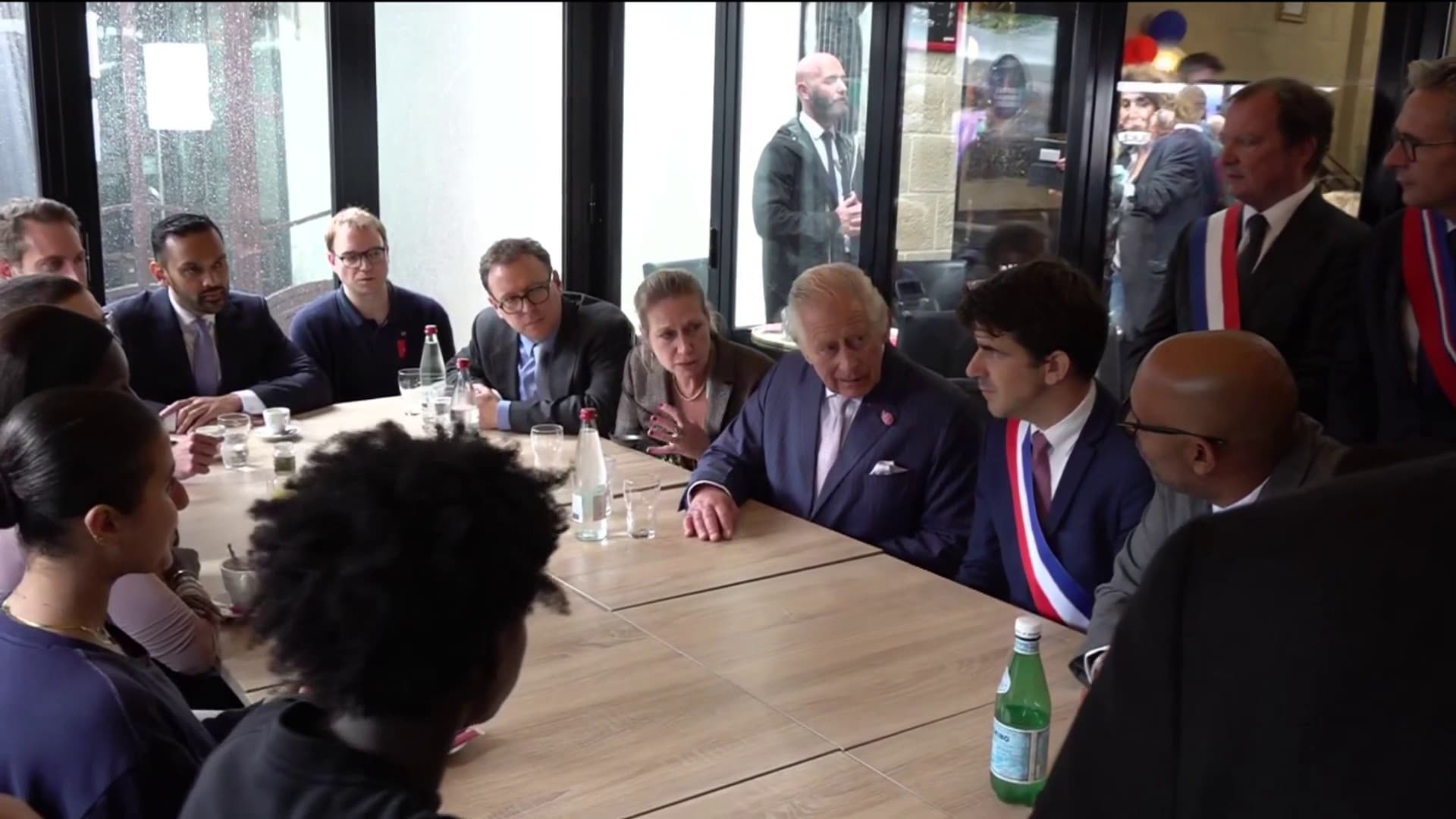 Le roi Charles s'entretient avec des membres de l'association "Objectif emploi" le 21 septembre 2023