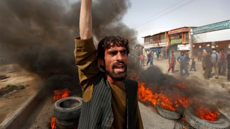 Plusieurs milliers d'Afghans ont manifesté lundi dans les rues de Kaboul, incendiant des voitures et scandant "Mort à l'Amérique", pour protester contre la diffusion sur internet du film islamophobe "L'Innocence des musulmans". /Photo prise le 17 septembr