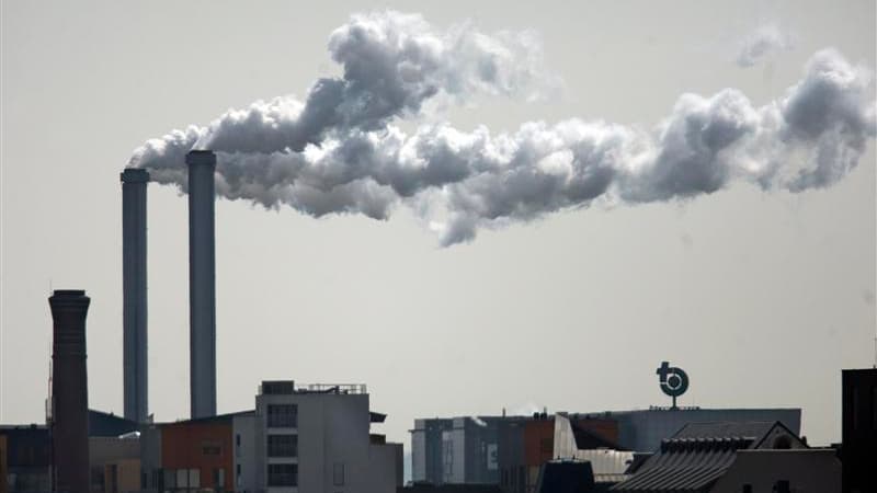 Malgré la crise économique, les émissions de gaz à effet de serre d'origine industrielle ont augmenté de 2,6% cette année, selon le rapport annuel du Global Carbon Projet publié lundi. /Photo d'archives/REUTERS/Charles Platiau