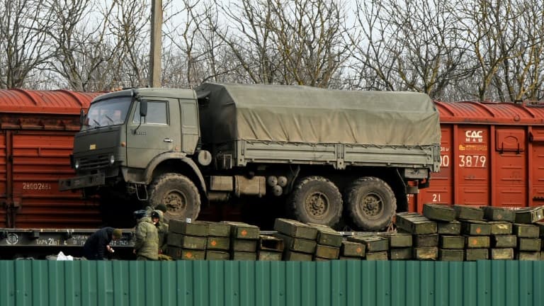 Des véhicules militaires russes chargés sur des plateformes de trains dans la région de Rostov, dans le sud de la Russie, à environ 50 km de la frontière avec la région séparatiste de Donetsk dans l'est de l'Ukraine, le 23 février 2022.