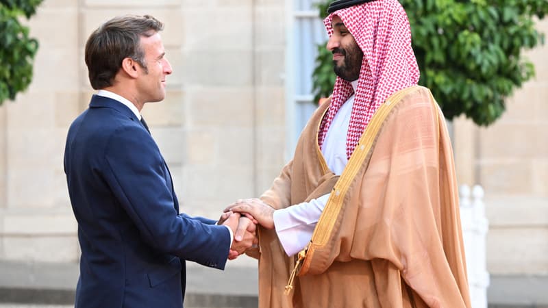 Les images de la longue poignée de mains entre Mohammed Ben Salmane et Emmanuel Macron à l'Elysée