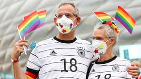 Des supporters allemands avec des drapeaux LGBT+