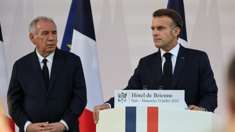 Emmanuel Macron (à droite) lors de son traditionnel discours aux armées à la veille de la fête nationale, le 13 juillet 2025 à Paris, accompagné de François Bayrou
