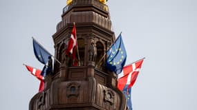 Le Parlement danois à Christiansborg, orné des drapeaux européen et danois, le mardi 3 juin 2025. Le Danemark prendra la présidence de l'UE le 1er juillet 2025.