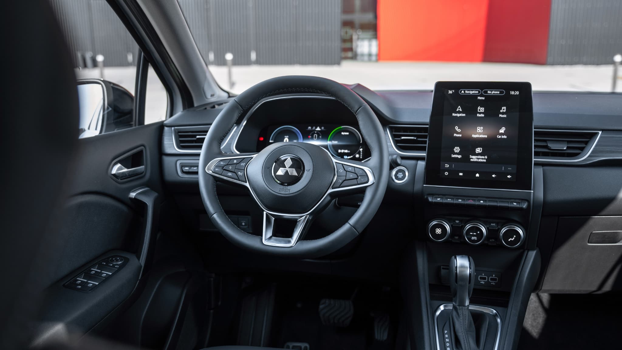 L'intérieur reprend aussi les éléments de l'habitacle du Renault Captur.