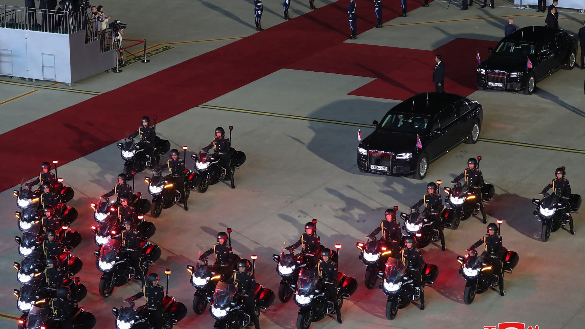 Un convoi transporte le dirigeant nord-coréen Kim Jong Un et le président russe Vladimir Poutine quittant l'aéroport international de Pyongyang pour entrer dans la capitale nord-coréenne, le 19 juin 2024.
