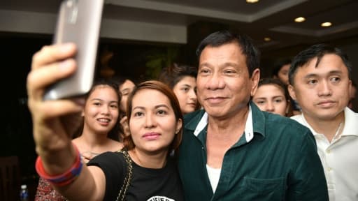 Au cours de sa campagne, M. Duterte avait promis d'éliminer des dizaines de milliers de criminels, suscitant l'indignation de ses opposants mais séduisant aussi des dizaines de millions de Philippins lassés de la criminalité et de la cor...