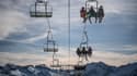 Des skieurs utilisent une remontée mécanique de la station de ski de Serre-Chevalier (Hautes-Alpes), le 3 février 2022.