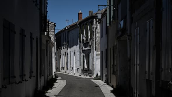 Une rue déserte du centre du Château-d'Oléron, sur l'île d'Oléron (Charente-Maritime), le 8 avril 2025. 