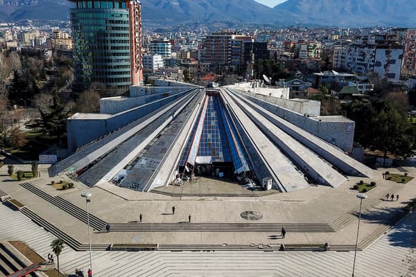 Le mausolée prévu pour Enver Hoxha, à Tirana. 