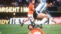 L'attaquant argentin Leopoldo Luque saute pour éviter le tacle du défenseur allemand Erny Brandts lors de la finale du Mondial 1978, à Buenos Aires, le 25 juin