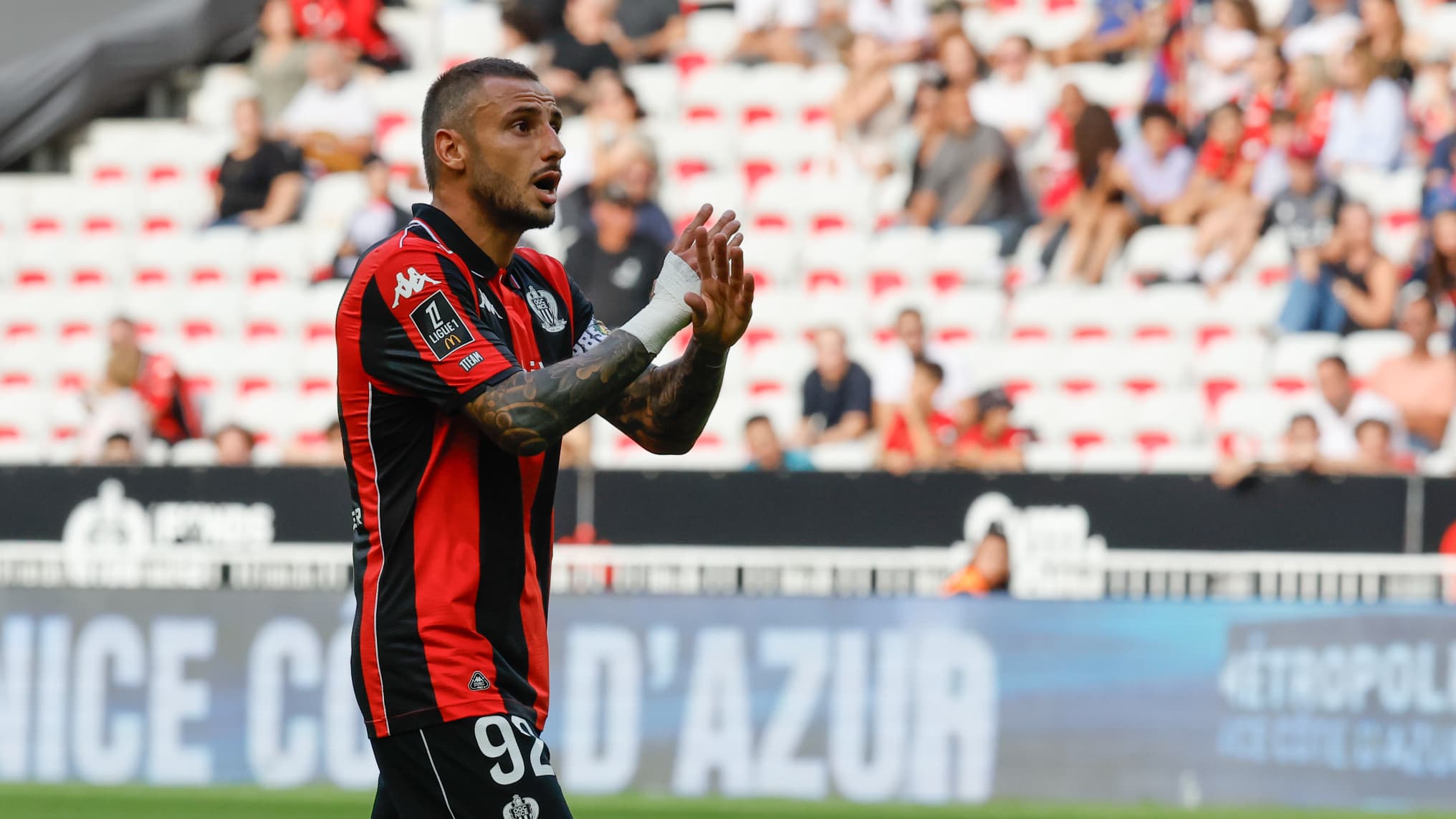 "IL Y A DES CHOSES QUI NE SONT PAS ENTENDABLES": LA COLÈRE DE CLAUSS APRÈS LES CHANTS HOMOPHOBES LORS DE NICE-PARIS FC