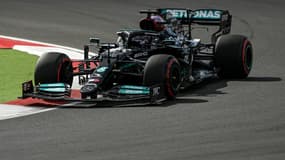 Lewis Hamilton au volant de sa monoplace Mercedes sur le circuit urbain d'Istanbul Park, le 8 octobre 2021