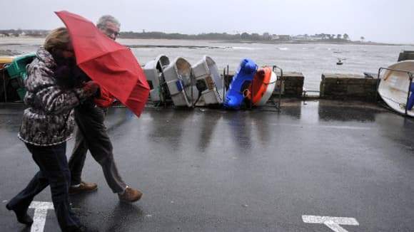 Des passants pris dans les vents en Bretagne.