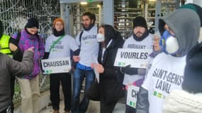 Des militants manifestent devant une entrée de l'usine Arkema à Pierre-Bénite le 4 décembre 2023.