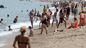 Des vacanciers en train de profiter de la plage d'Argelès-sur-mer en juillet 2015.