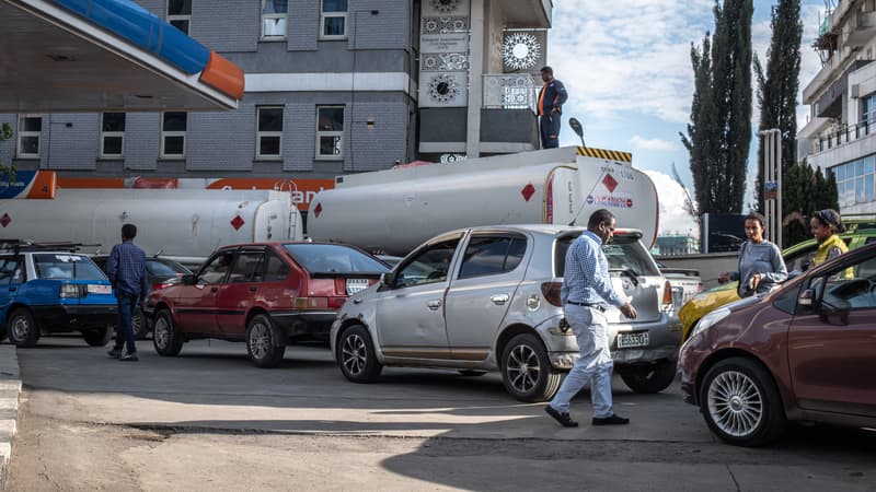 "Privilégier les déplacements à pied" et les transports en commun: face aux pénuries de carburants, l'Éthiopie donne la priorité à certains véhicules aux stations-essence