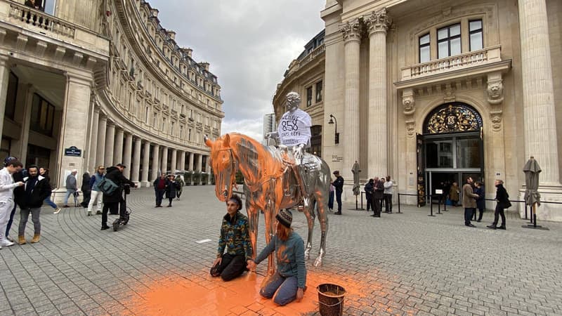 La statue Horse and Rider de Charles Ray à Paris aspergée de peinture orange par des militants écologistes le 17 novembre 2022