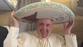 Pour son arrivée au Mexique, le Pape échange sa calotte pour un sombrero