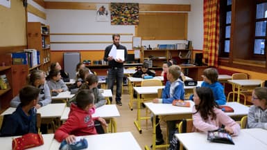 Un professeur devant ses élèves dans une salle de classe. (Illustration)