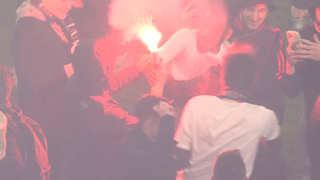 Corentin Tolisso lors de l'envahissement de terrain après OL-Valenciennes Corentin Tolisso lors de l'envahissement de terrain après OL-Valenciennes