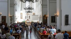Des personnes assistent à une messe à l'église Saint-Hyacinthe de Varsovie, en Pologne, le 21 août 2022 (illustration)
