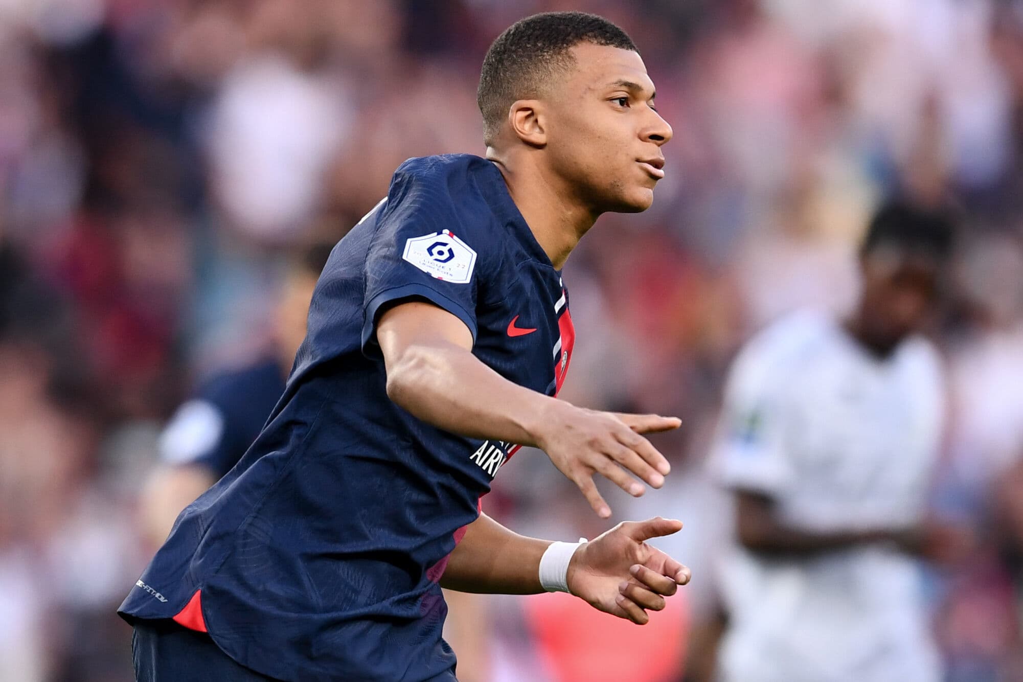 Mbappé reste au PSG cette saison : Il fallait sortir par le haut de cette  situation, estime la directrice des Sports de Radio France