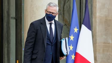 Le ministre français de l'Economie Bruno Le Maire sur le perron de l'Elysée à Paris, le 22 décembre 2021