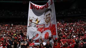 Une banderole en hommage à Diogo Jota brandie à Wembley le 10 août 2025
