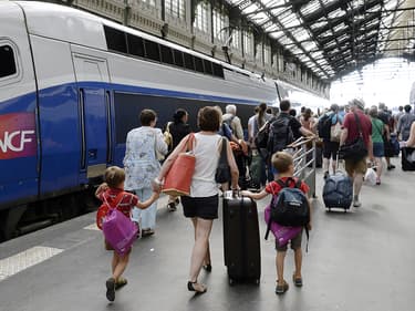 Des passagers devant un TGV (illustration)