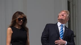Donald Trump et Melania Trump ont regardé l'éclipse solaire totale depuis le balcon de la Maison Blanche