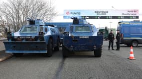 Des véhicules de la gendarmerie devant Rungis, le 29 janvier 2024
