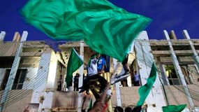 Partisans de Mouammar Kadhafi formant un bouclier humain dans le camp militaire de leur chef, à Tripoli. Le dirigeant libyen a déclaré dimanche que le pays se préparait à une guerre longue et qu'il vaincrait les pays occidentaux impliqués dans des frappes